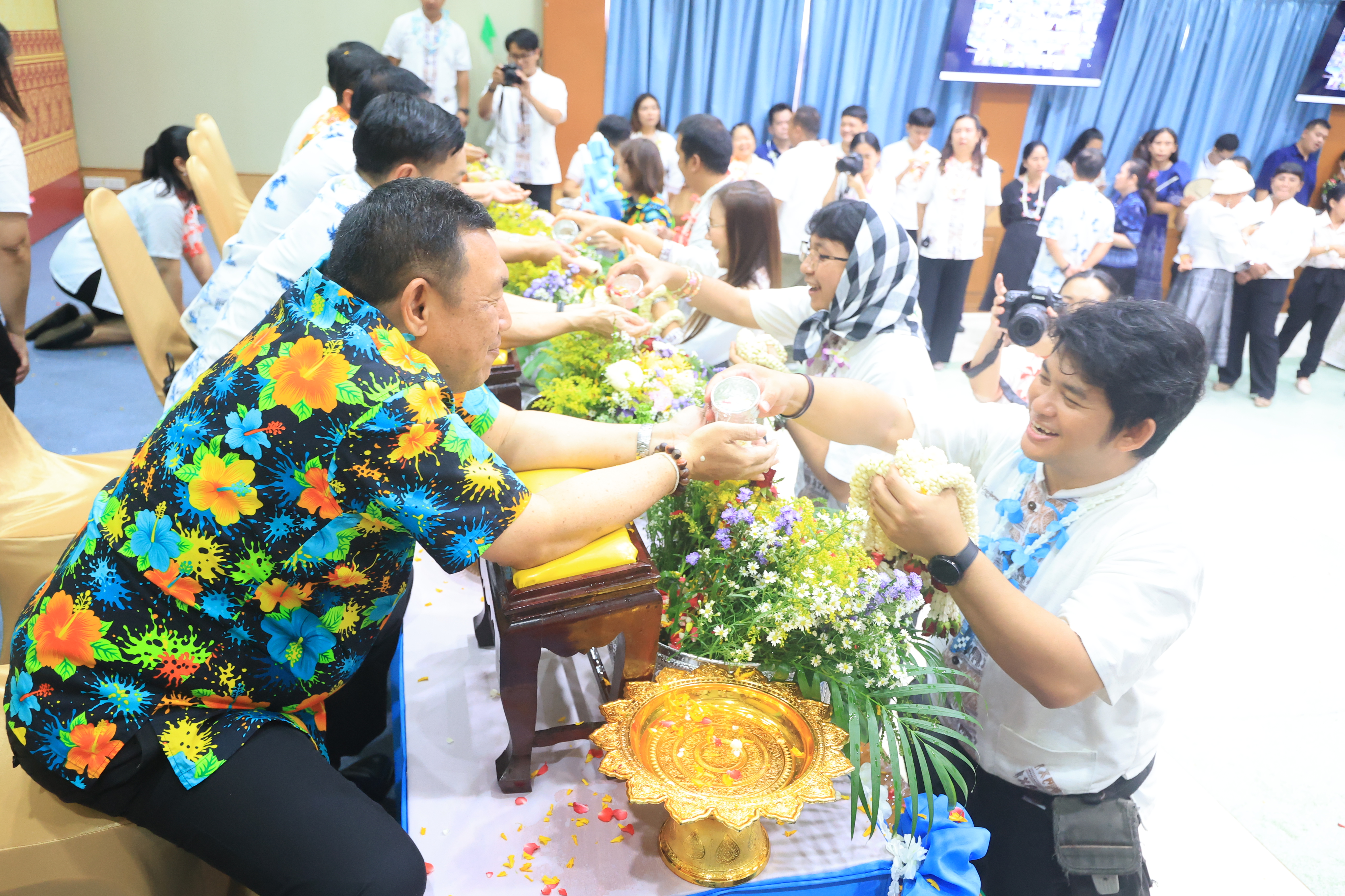 title - ชุ่มฉ่ำ! ชาว ส.ป.ก. ร่วมสรงน้ำพระพุทธรูป และรดน้ำขอพรผู้บริหาร เนื่องในประเพณีวันสงกรานต์ ประจำปี 2569 บรรยากาศเต็มไปด้วยความชื่นมื่นชุ่มฉ่ำ